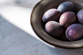 FARBANJE JAJA U VINU: Jednostavna starinska tehnika garantuje NAJLEPŠU LJUBIČASTU BOJU sa svetlucavim efektom