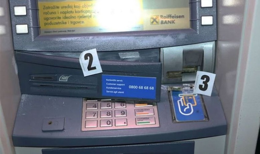 Skimer na bankomatu, ilustracija