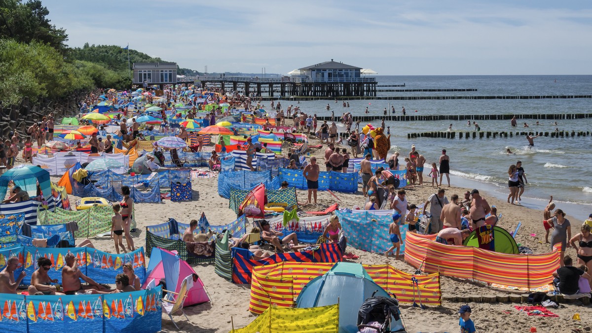 Wakacje 2021. Plażowicze coraz rzadziej kupują parawany. "Wystarczy tylko koc"