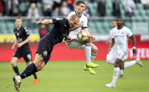 Legia remisuje u siebie w meczu z Pogonią i oddaje fotel lidera Piastowi