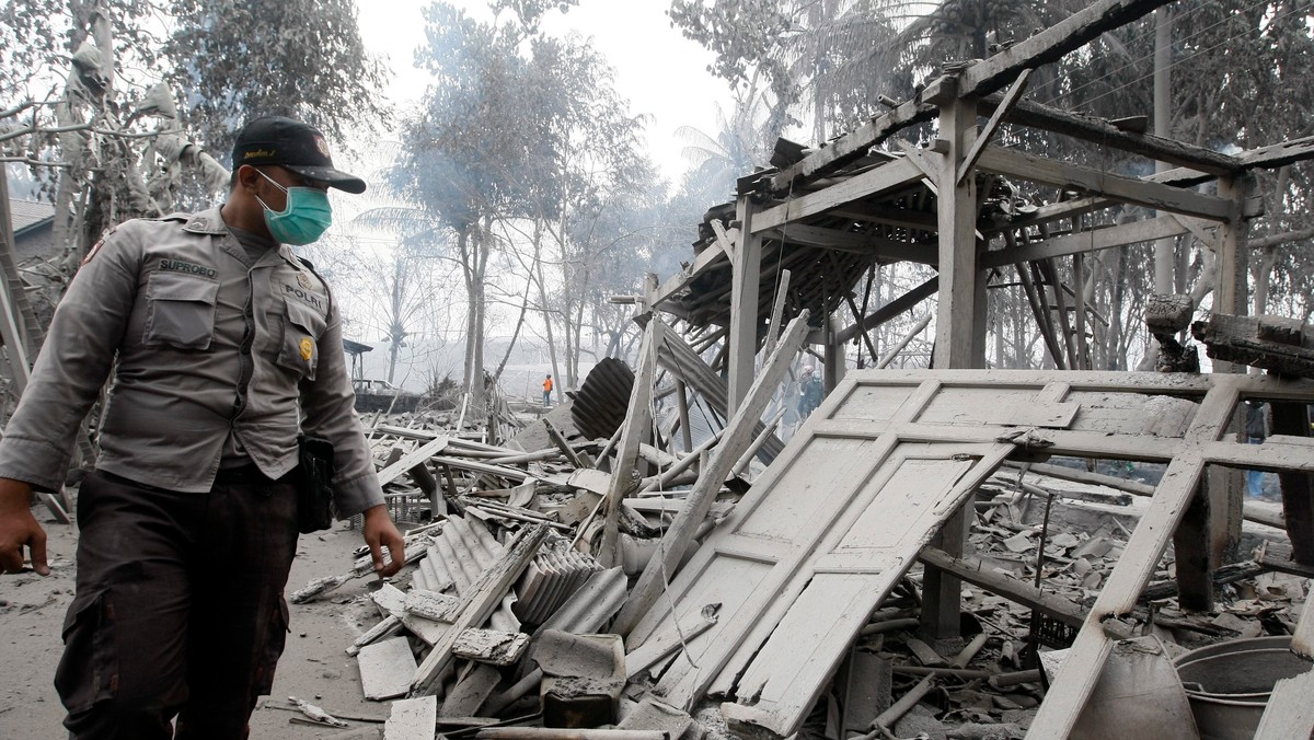 Już 122 osoby zginęły w rezultacie erupcji wulkanu Merapi na indonezyjskiej wyspie Jawa - podało indonezyjskie centrum zarządzania kryzysowego. Przebudzenie się wulkanu nastąpiło 26 października. Poprzedni bilnas mówił o 92 zabitych.