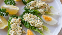 na śniadanie i na kolację. ta klasyczna pasta jajeczna królowała w prl, zachwyca i teraz