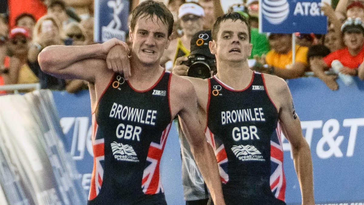 Dla takich scen aż chce się włączać telewizor. W wielkim finale World Triathlon Series w Cozumel w Meksyku Alistair Brownlee zrezygnował z walki o zwycięstwo, by wziąć pod rękę młodszego brata Jonathana, który poczuł zawroty głowy na 500 metrów przed metą i bez pomocy prawdopodobnie by zszedł z trasy.