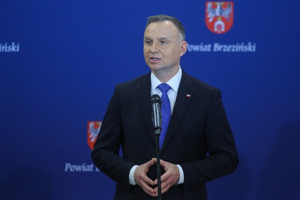 Brzeziny (woj. łódzkie), 10.02.2023. Prezydent RP Andrzej Duda podczas spotkania z mieszkańcami