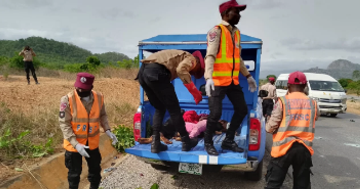 A Campanha de Conscientização sobre Segurança Rodoviária de 2024 da Nigéria visa reduzir o número de acidentes rodoviários, conscientizando os passageiros sobre comportamentos inseguros. O Comandante do Setor, Samson Kaura, ressaltou a importância do combate ao excesso de velocidade, à sobrecarga de veículos, à direção imprudente e ao uso de drogas. Incentiva os passageiros a reconhecerem situações de risco, reportarem comportamentos inconscientes e apoiarem uma condução responsável. O objectivo é prevenir acidentes e proteger vidas nas estradas da Nigéria.