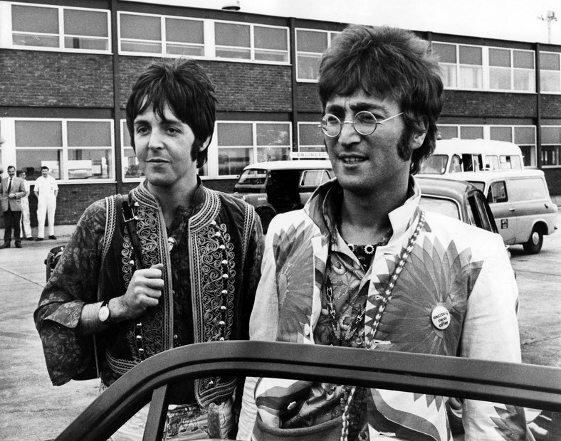 Paul McCartney i John Lennon na lotnisku Heathrow wracający z wakacji w Grecji, 1967 r.