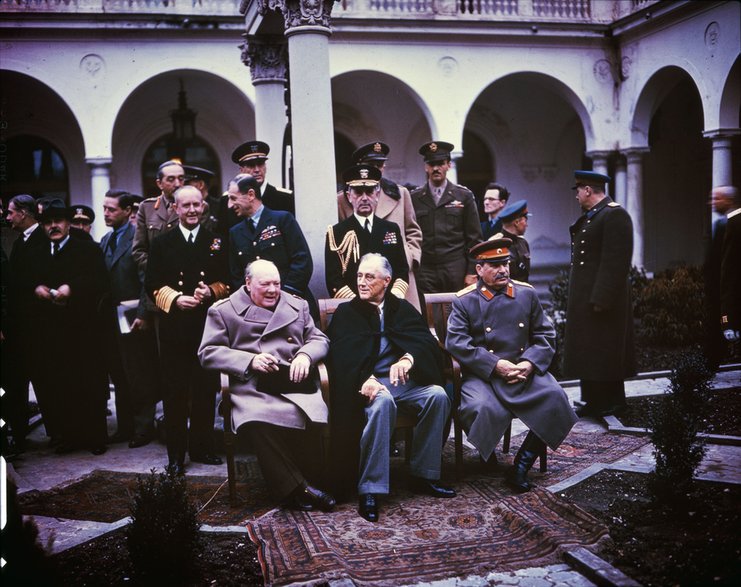 Churchill, Roosevelt i Stalin w trakcie konferencji jałtańskiej (domena publiczna)