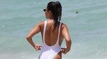Kourtney Kardashian w stroju kąpielowym na plaży w Miami