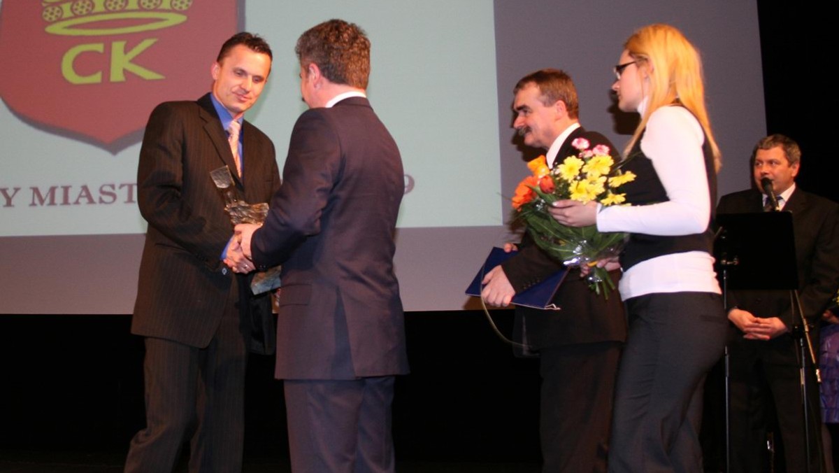 Podczas uroczystej gali w Kieleckim Centrum Kultury po raz kolejny wręczono Nagrody Miasta Kielce. Tym razem władze stolicy regionu świętokrzyskiego przyznały je 11 osobom i instytucjom. W gronie laureatów znaleźli się m.in.: dziennikarz Andrzej Piskulak, prorektor do spraw medycznych UJK prof. Stanisław Głuszek czy klub VIVE Tauron Kielce.