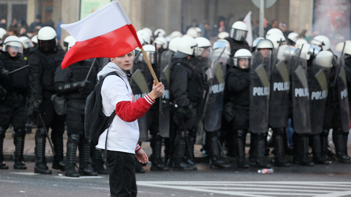 "Marsz Niepodległości" został rozwiązany po 17.00 pod pomnikiem Romana Dmowskiego na Placu na Rozdrożu. Rozwiązanie zgromadzenia najpierw ogłosiła policja, a wkrótce potem - sami jego organizatorzy.