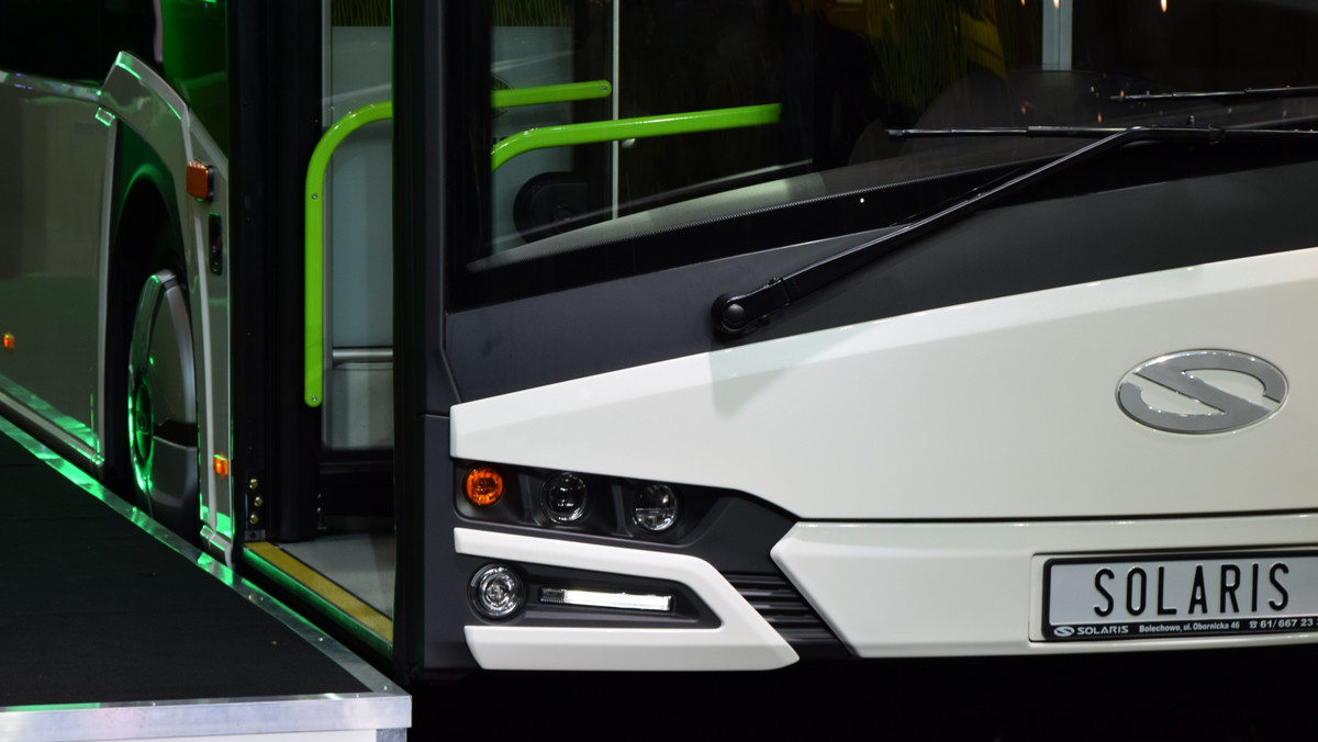 Miejskie Przedsiębiorstwo Komunikacyjne w Krakowie kupiło 60 autobusów od polskiej firmy Solaris Bus&amp;Coach SA. Wszystkie pojazdy będą spełniały najwyższą europejską normę emisji spalin Euro 6. W czwartek obie strony podpisały umowę o wartości ponad 71 mln zł. Dostawy 60 sztuk nowych Solarisów Urbino 12 zaplanowane są na czerwiec 2016 roku.