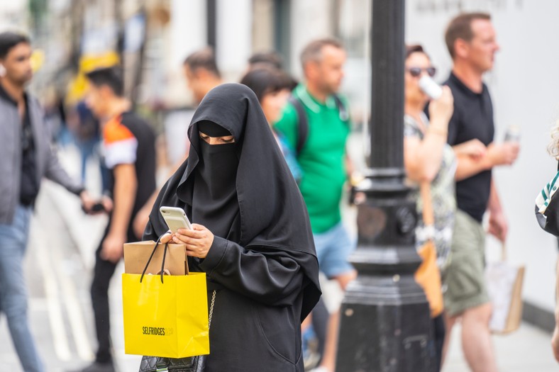 Muzułmanka na ulicach Londynu w lipcu 2019 r.