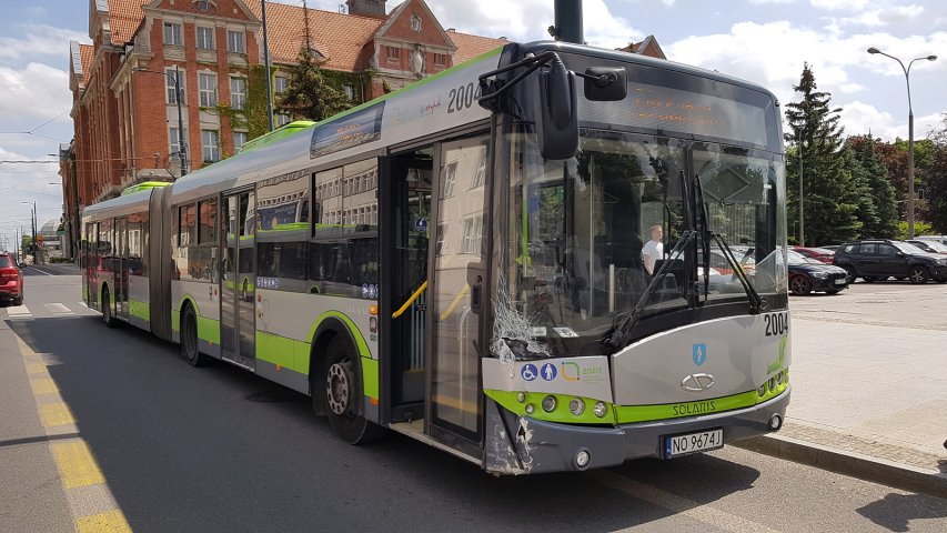 Śródmieście. 66-latek doprowadził do zderzenia z autobusem [ZDJĘCIA]