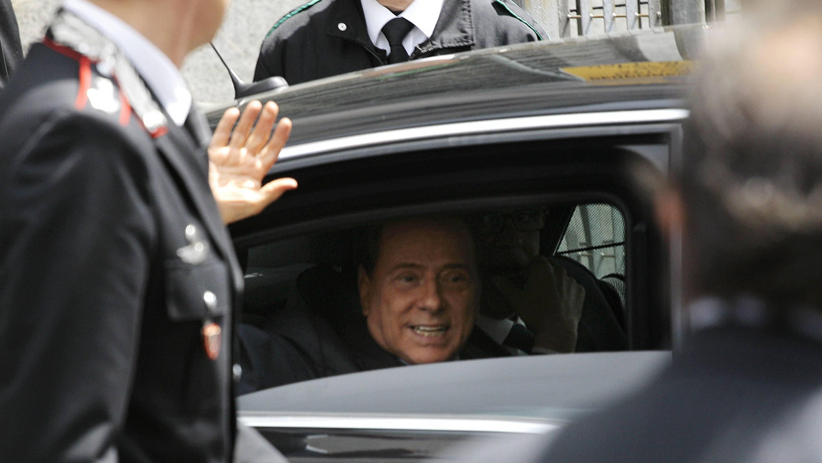 Premier Włoch Silvio Berlusconi, który stawił się dzisiaj w sądzie na procesie, w którym jest oskarżony o korupcję, oświadczył, że jego partia opowiada się za powołaniem komisji śledczej, by sprawdzić, czy sędziowie nie działają w grupie przestępczej.