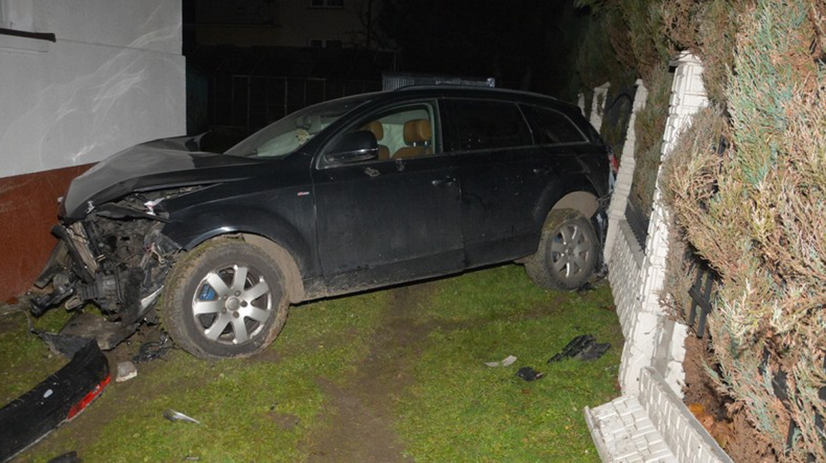 Szalony rajd w Krośnie. Kierowca z nastolatką uderzyli w dom