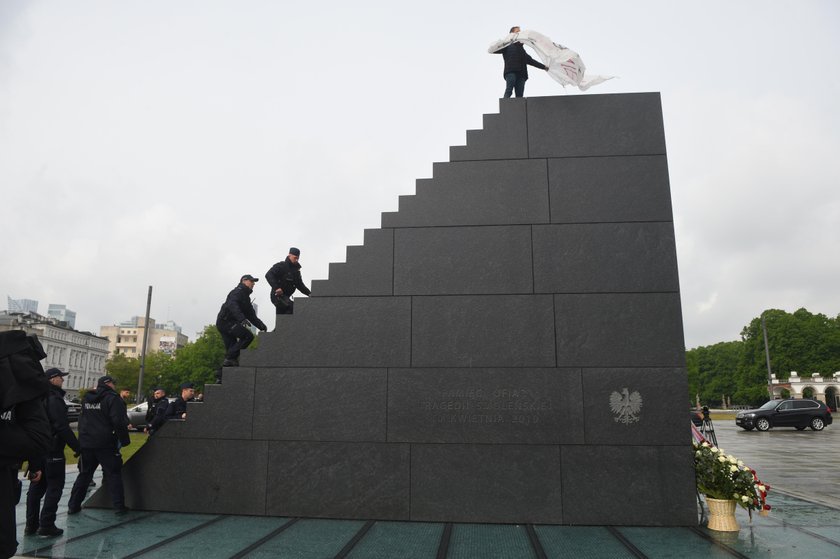 Wszedł na pomnik smoleński. Ściągnęła go policja