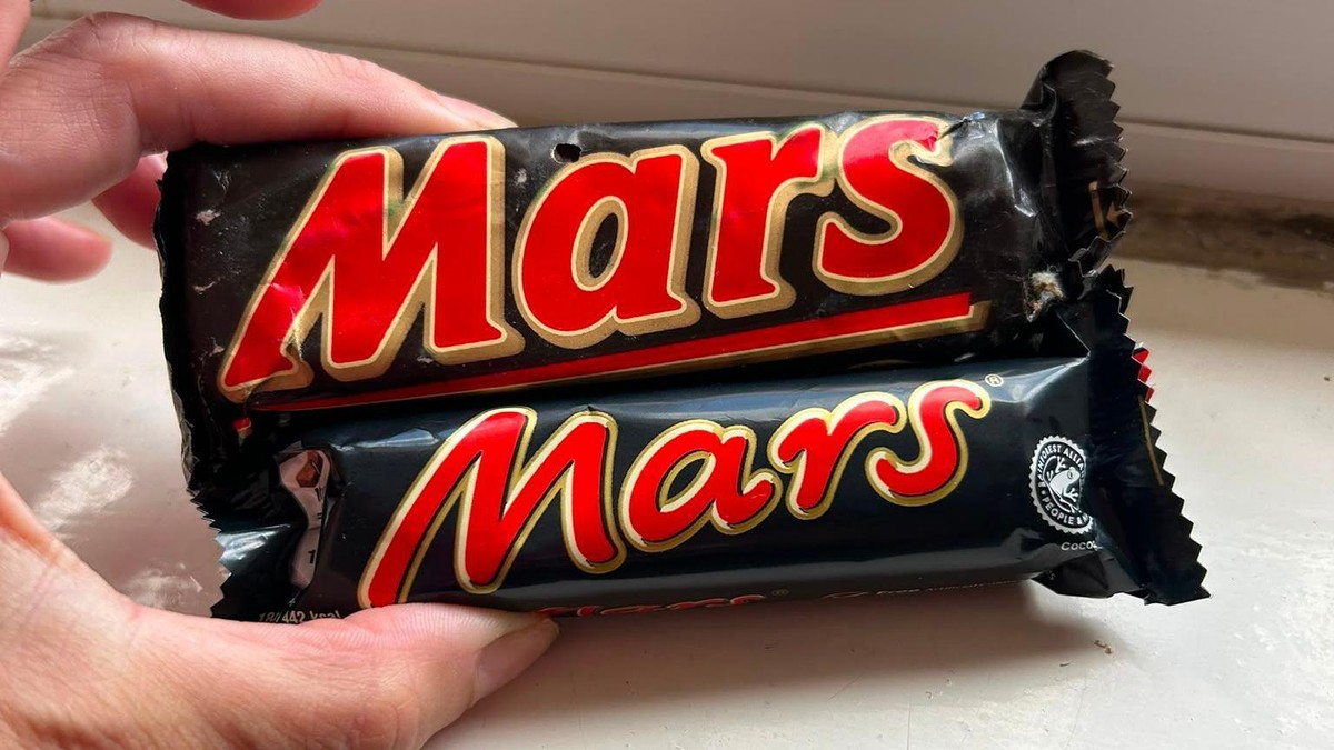 Nekada i sad, Mars čokoladica iz 1991. pored sadašnje | Foto: Victoria Gordon