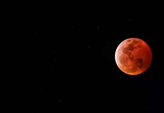 Krwawy Księżyc w trakcie majowej pełni — kiedy go zobaczymy w Polsce?