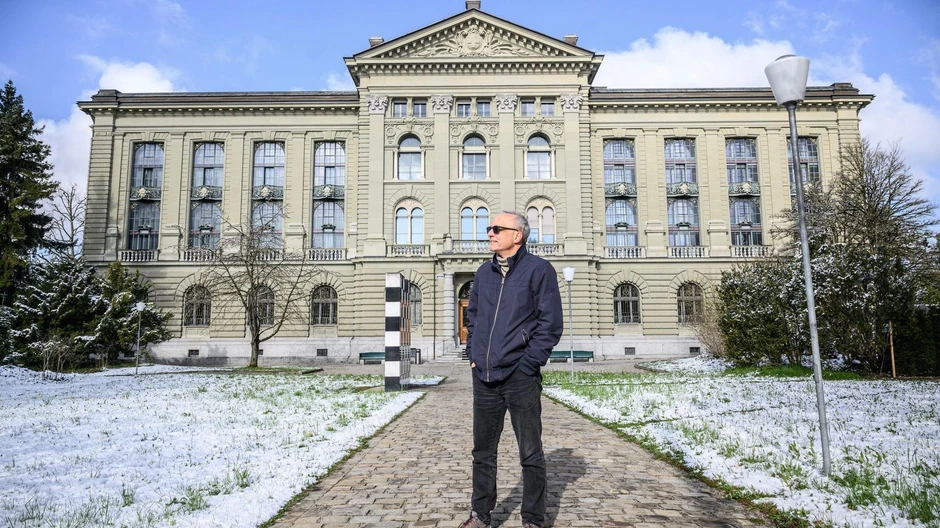 Istoričar Gerard Vetštajn uspeo je da žalbom natera Švajcarski federalni arhiv (na slici iza njega) da pristane da otpečati arhive | Foto: BBC