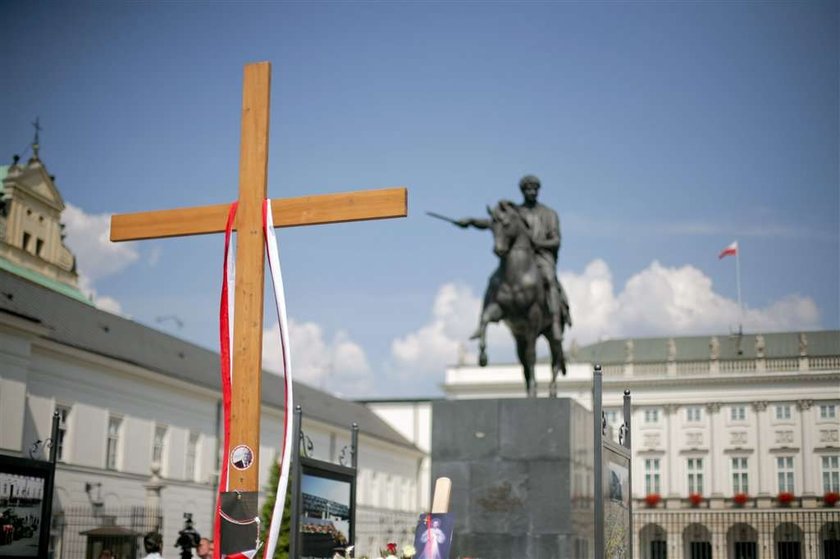 Popełniono przestępstwo pod krzyżem przy Pałacu?