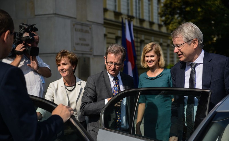 Członkowie Komisji Weneckiej: sprawozdawca KW Sarah Cleveland (L), szef wydziału sprawiedliwości konstytucyjnej w sekretariacie KW Schnutz Rudolf Duerr (3P) i sekretarz KW Thomas Markert (P), po spotkaniu w Kancelarii Prezesa Rady Ministrów