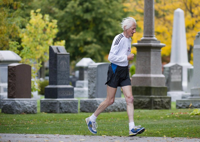 Ed Whitlock ma 85 lat, trenuje na cmentarzu i... bije rekordy świata