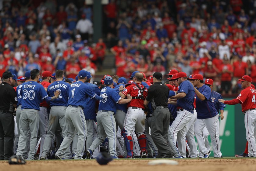 Toronto Blue Jays - Texas Rangers zakończone bójką! Co za cios!