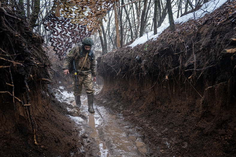 Ukraiński żołnierz na froncie w Doniecku, 20 stycznia 2024 r.