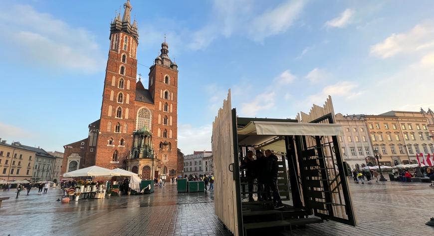 Kwiaciarki na krakowskim Rynku Głównym testują nowe stoiska