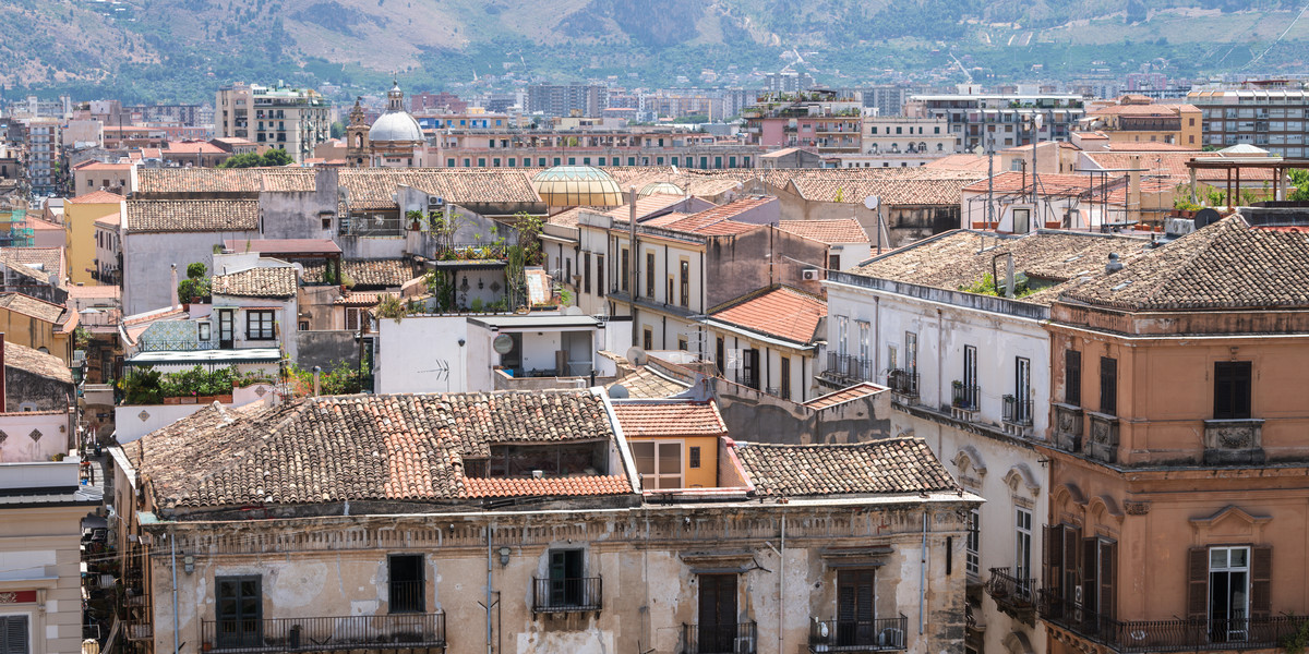 Widok z katedry w Palermo na dachy budynków