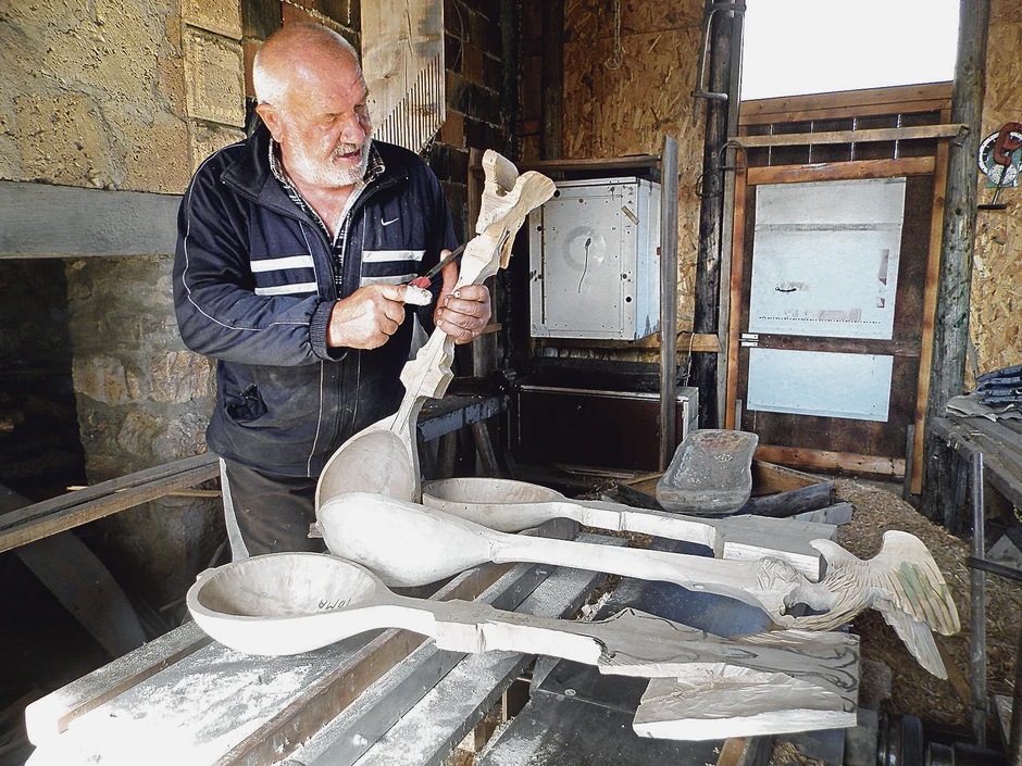 Tomislav pravi i drvene skulpture beloglavih supova
