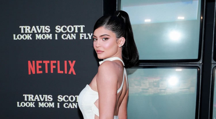 Kylie Jenner póthaj nélkül, minimális sminkkel tölti a #maradjotthont - alig ismerni rá