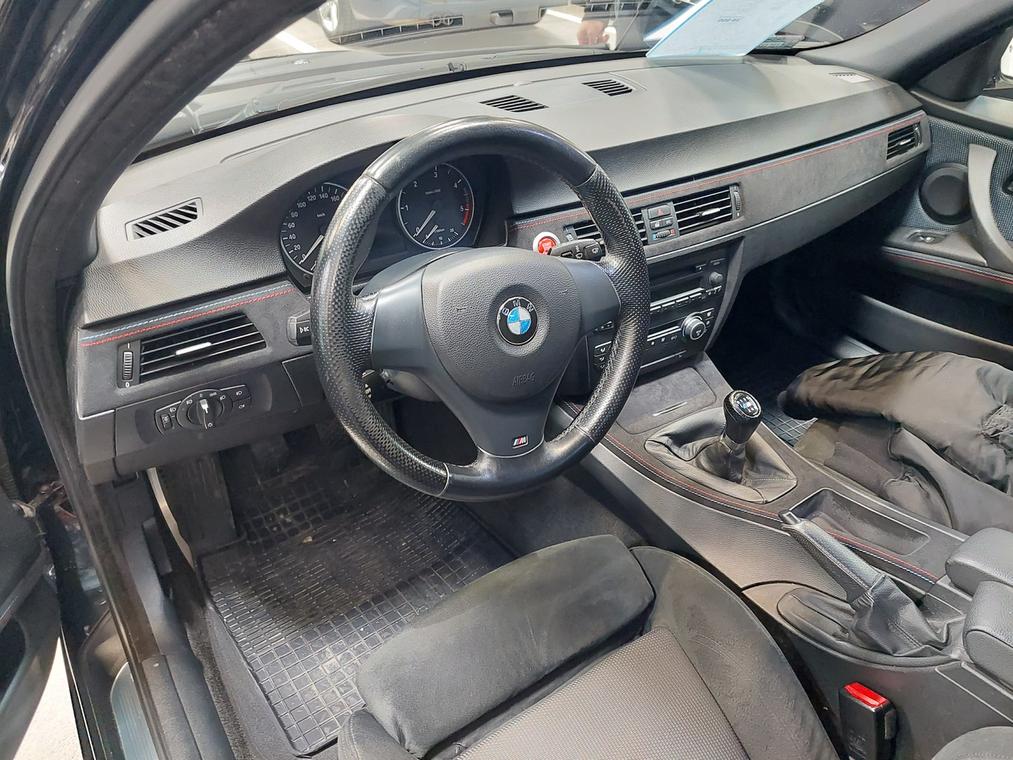 Używane BMW 320d: deska obszyta, wyposażenie nie rozpieszcza 