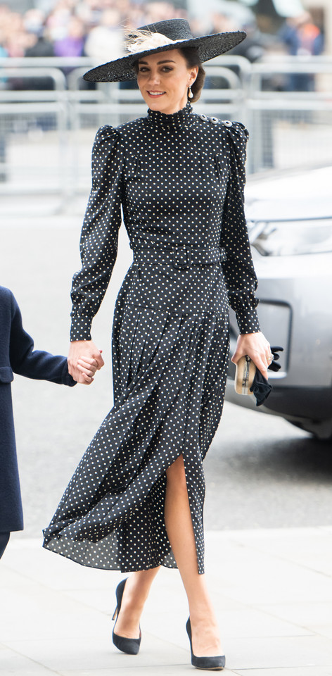 Kate Middleton w sukience z długimi rękawami we wzór białych kropek na czarnym tle projektu Alessandry Rich