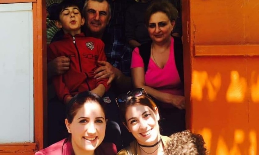 Irina Safarjan (dole levo) s porodicom u Hardutu