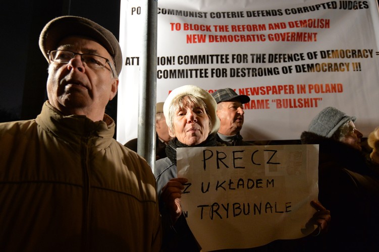 Manifestacje przed Sejmem w związku z aferą wokół Trybunału Konstytucyjnego