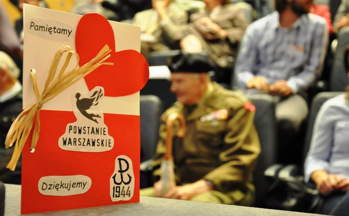 Kartki wykonane przez dzieci w ramach akcji "Kartka dla Powstańca"