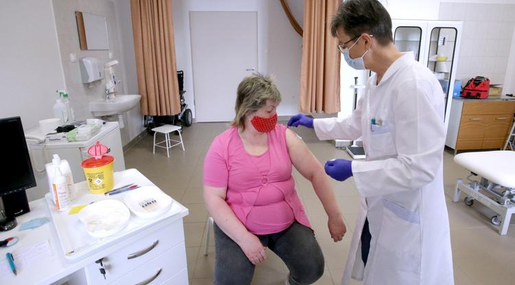 Beoltanak egy pedagógust a Pfizer-BioNTech vakcinával Szekszárdon, a Tolna Megyei Balassa János Kórház oltópontján 2021. április 2-án