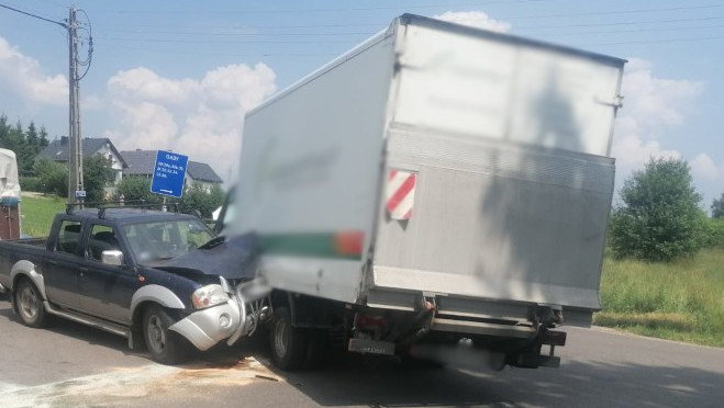 Gmina Dywity. Na jedynym skrzyżowaniu w Gadach zderzyły się dwa pojazdy