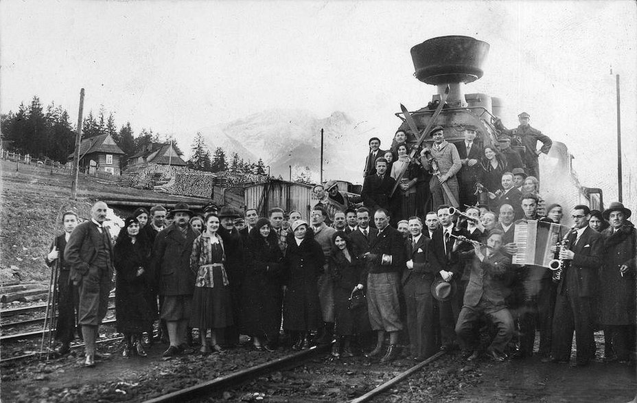 Grupa pasażerów na parowozie Tr 12 z pociągiem relacji Katowice-Zakopane, 1933 r.