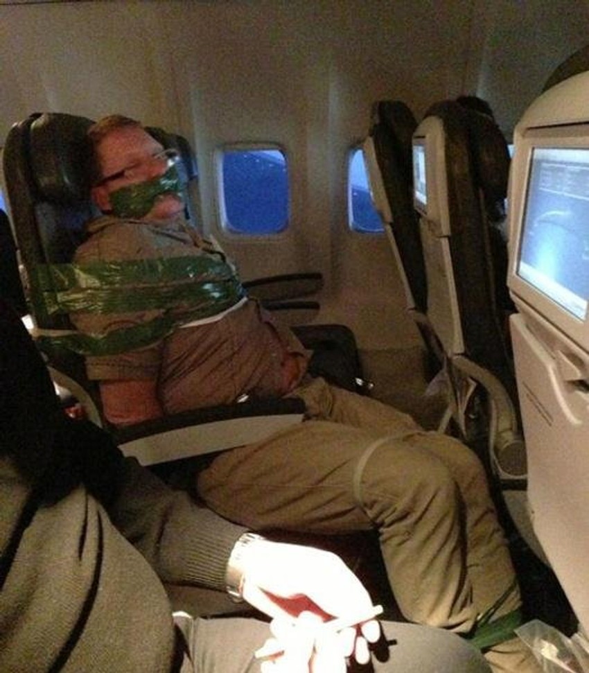 Putnik Endi Elvud, koji je napravio ovu fotografiju, tvrdi da je pijanac čak pokušao da zadavi ženu pored sebe