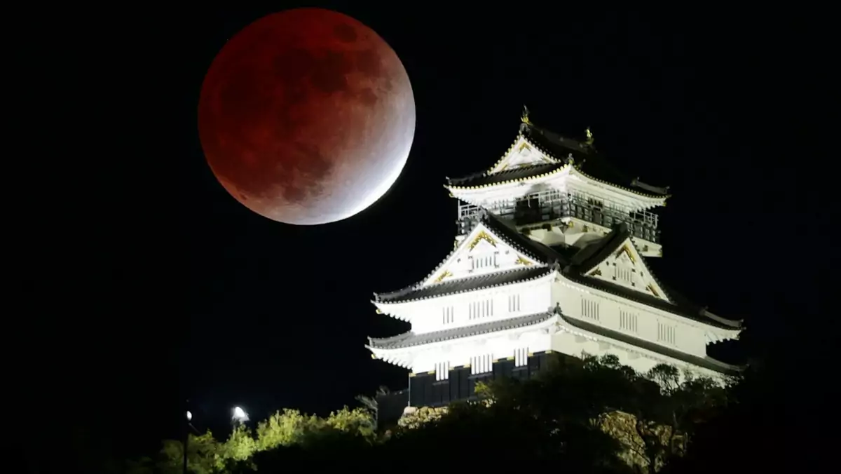 Półcieniowe zaćmienie księżyca nad zamkiem Gifu w centralnej Japonii