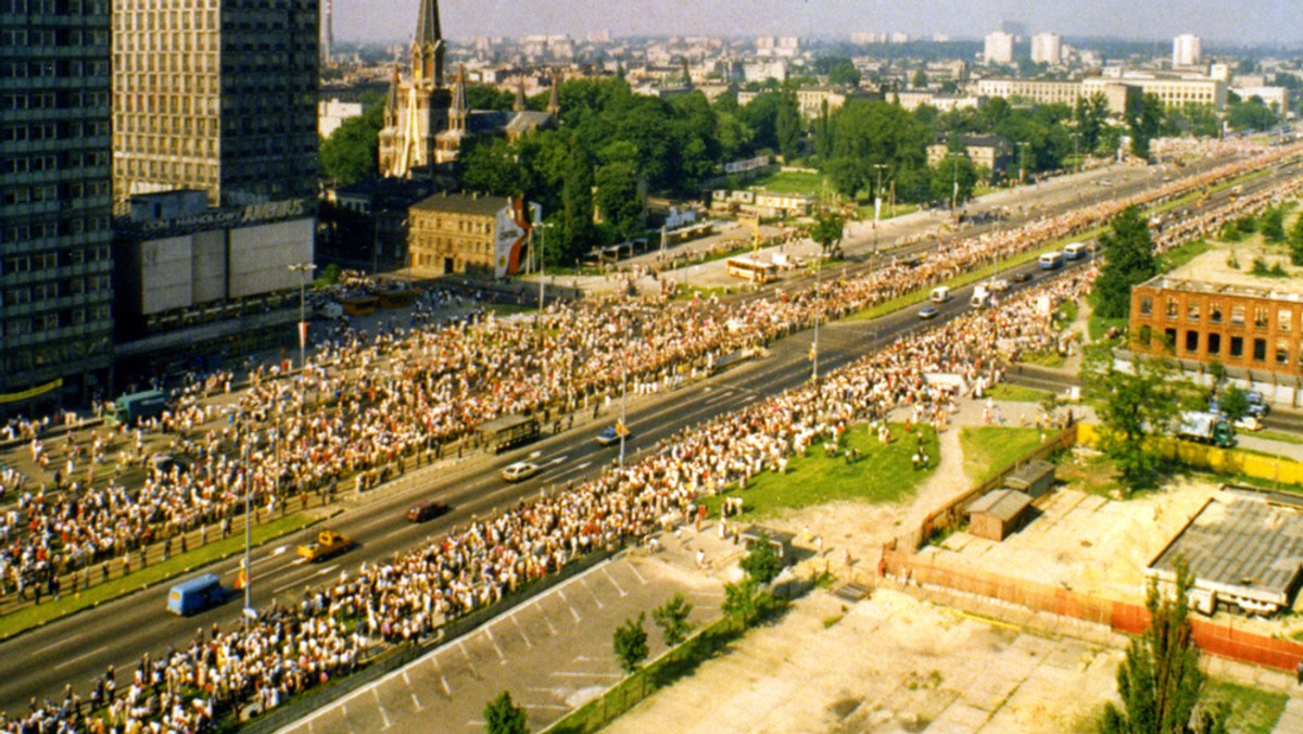 13 czerwca 1987 roku Jan Paweł II po raz pierwszy i jedyny odwiedził Łódź. Po powitaniu i odprawieniu mszy świętej na lotnisku Lublinek papież pojechał do łódzkiej katedry oraz do fabryki Unionteksu przy ulicy Kilińskiego, gdzie przemówił do łódzkich włókniarek. Dziś łodzianie wspominają te wydarzenia sprzed 30 lat.