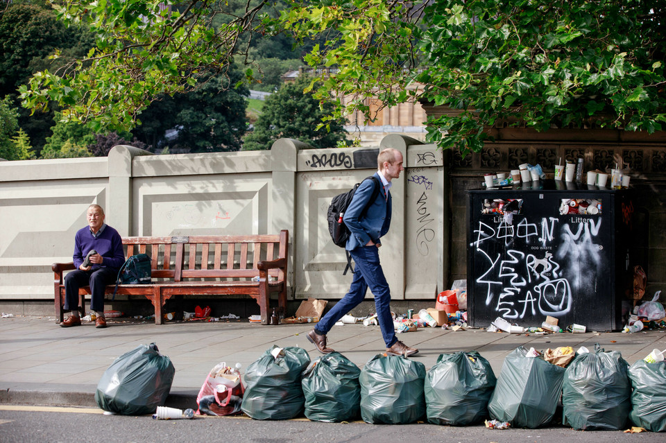 Ulice Edynburga po strajku pracowników służb sprzątających 