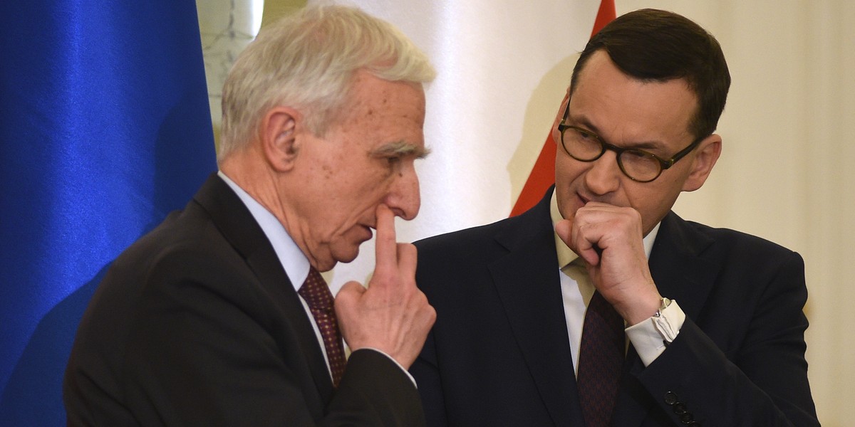 Premier Mateusz Morawiecki (z prawej) i Piotr Naimski.