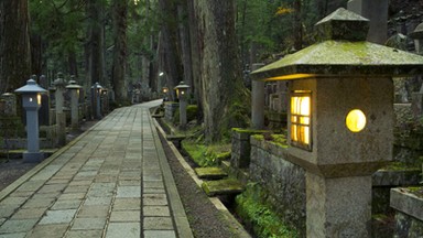 Cmentarz Okunoin w Japonii - spacer najspokojniejszą aleją świata