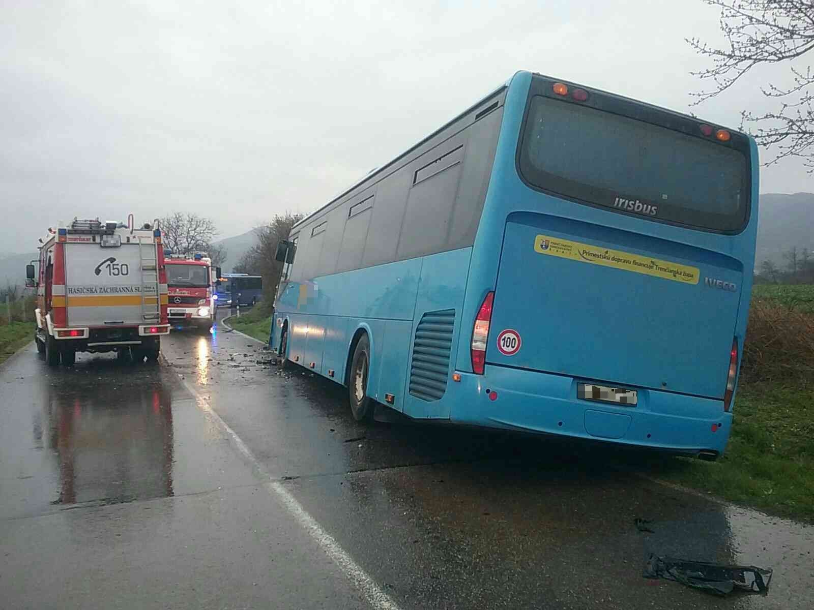 Hasiči zasahujú po zrážke autobusu s osobným autom pri obci Mníchova Lehota v Trenčianskom okrese.