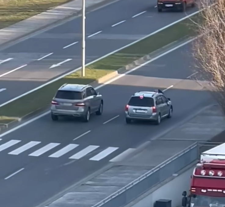 Polícia začala trestné stíhanie v prípade muža, ktorý vyskočil na kapotu auta.