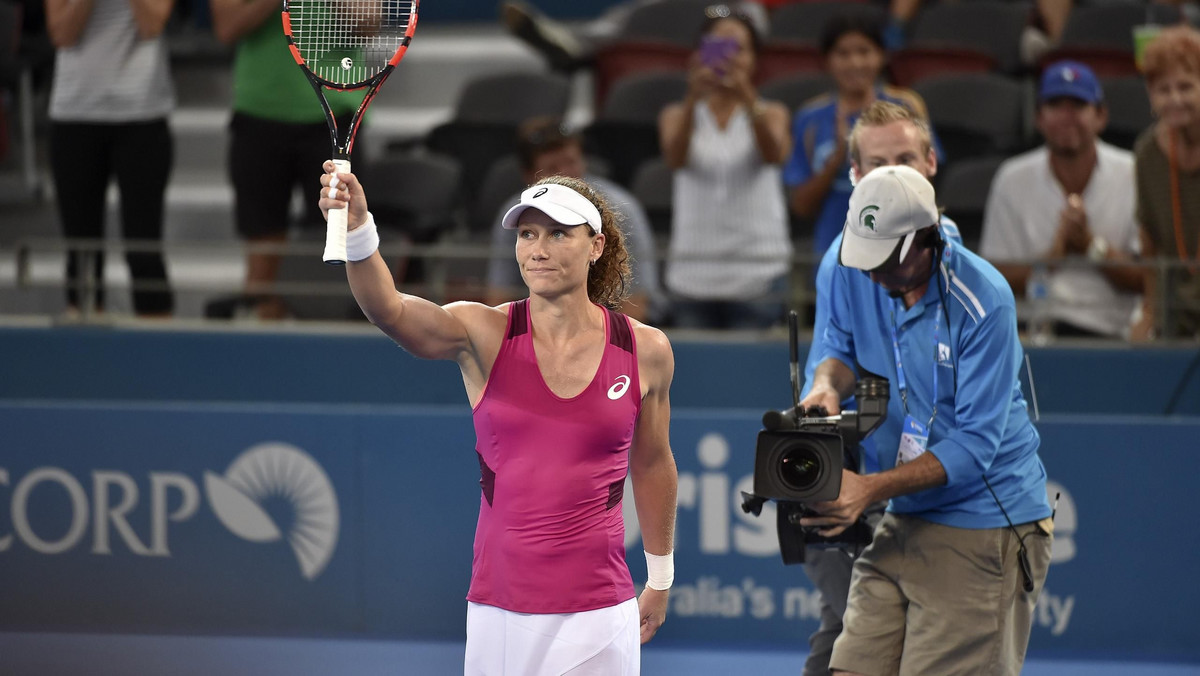 Australijka Samantha Stosur (27. WTA) uniknęła kolejnej rozczarowującej porażki w swojej ojczyźnie. W poniedziałek była triumfatorka US Open pokonała w pierwszej rundzie turnieju WTA w Brisbane słowacką kwalifikantkę Janę Cepelovą (147. WTA) 6:4, 3:6, 6:4, choć w finałowym secie przegrywała już 0:3.