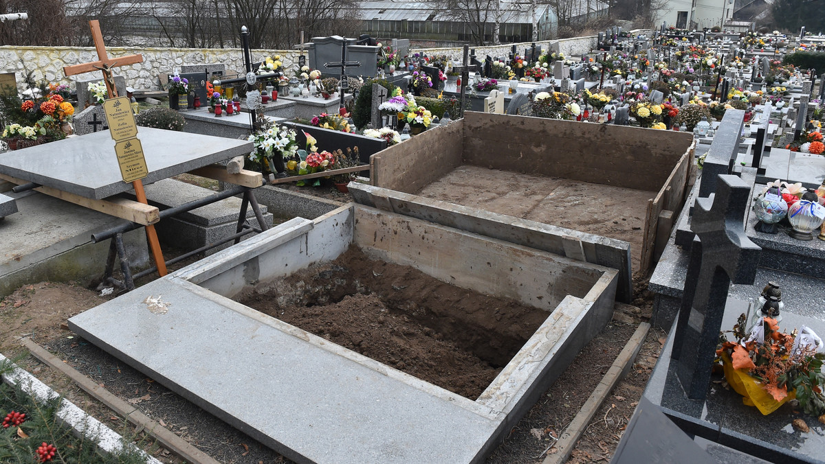 Na cmentarzu opactwa benedyktynów w Tyńcu pod Krakowem dziś rano przeprowadzono ekshumację kolejnej osoby, która zginęła 10 kwietnia 2010 r. pod Smoleńskiem. Spoczywa tam tylko jedna ofiara tej katastrofy: Janina Natusiewicz–Mirer.